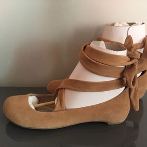 NIB KennethCole Reaction lace up beige suede flats